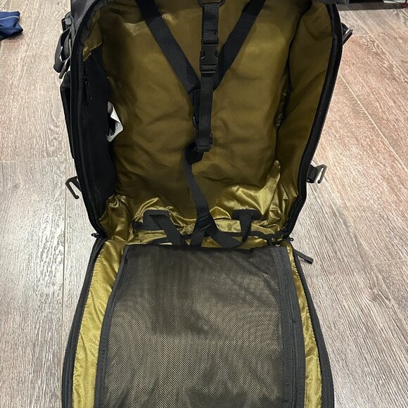 Victorinox Rolling Suitcase – Hard to Find – Retails $500 - Picture 7 of 9